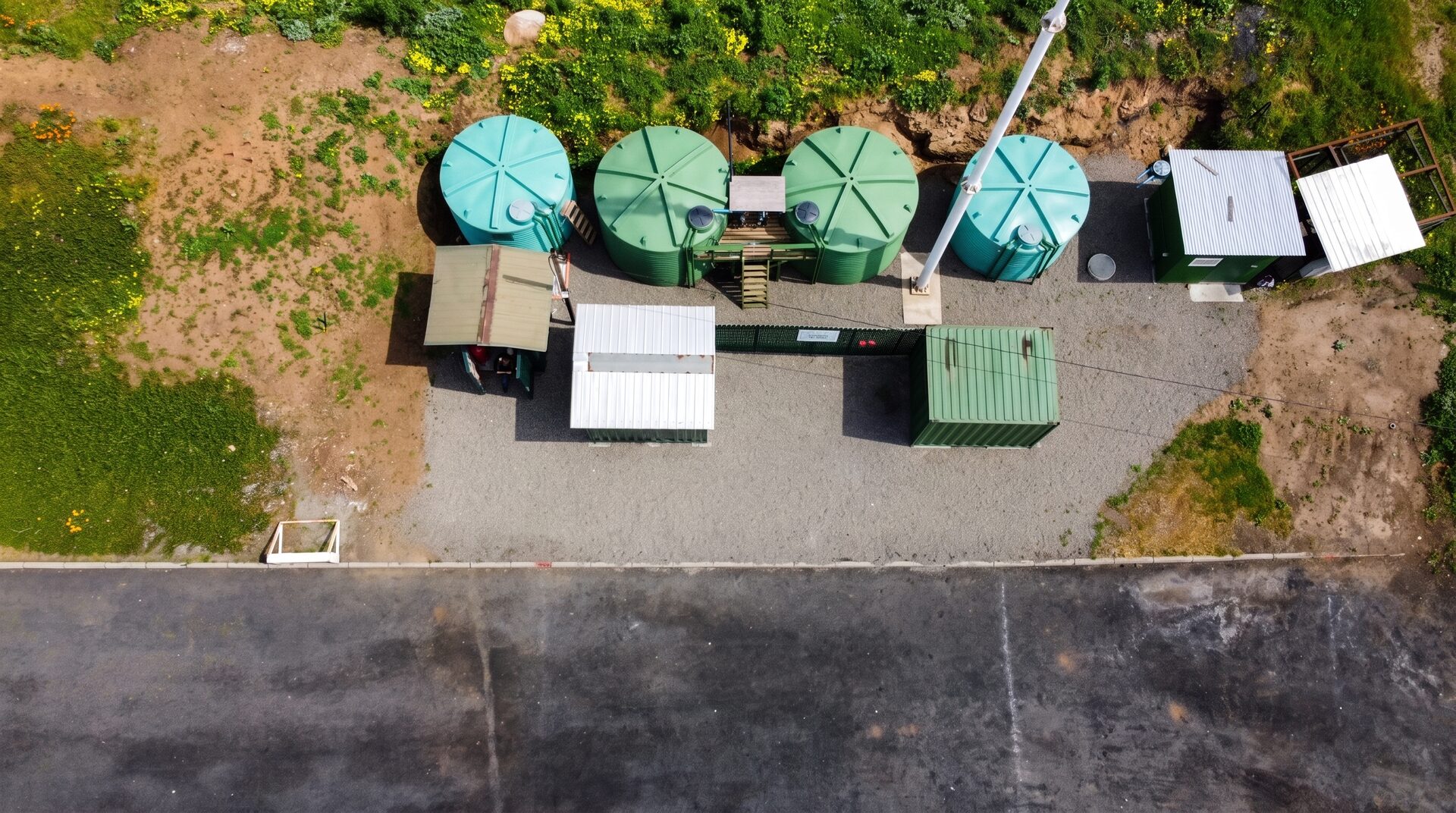 Vista aérea cercana de bioreactores